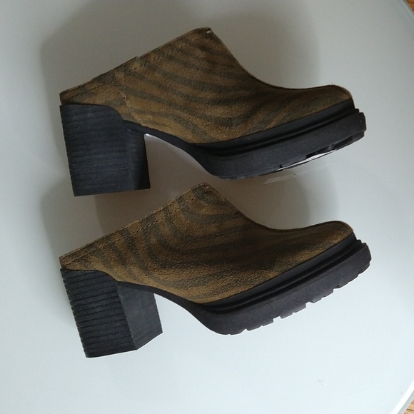 OTBT Split In Tiger Print Chunky Heel Block Mules - Picture 4 of 6